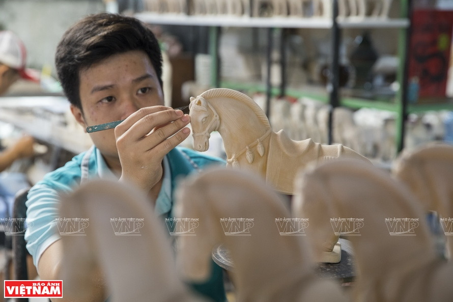 莱烧陶瓷生产厂工匠对陶瓷产品进行外观设计。图自越南画报
