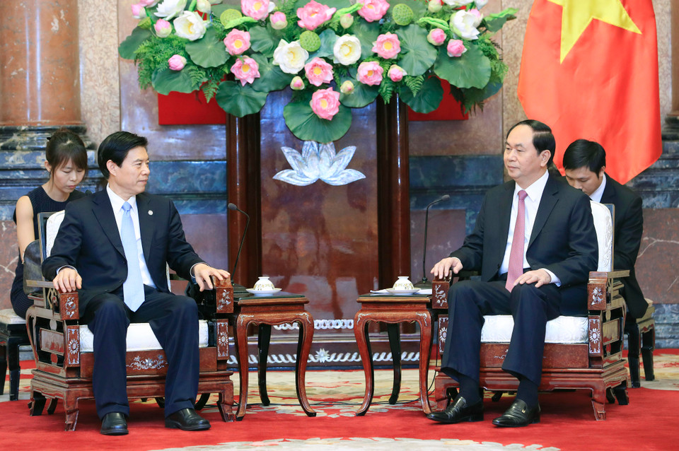 越南国家主席陈大光（右）会见中国商务部部长钟山（左）。（图片来源：越通社） 