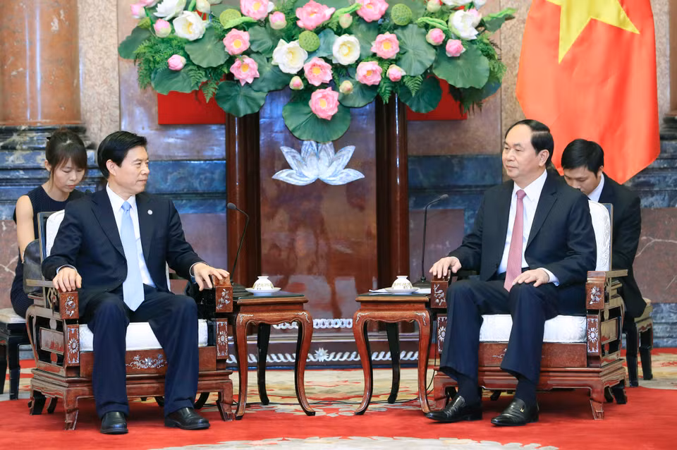 越南国家主席陈大光（右）会见中国商务部部长钟山（左）。（图片来源：越通社） 
