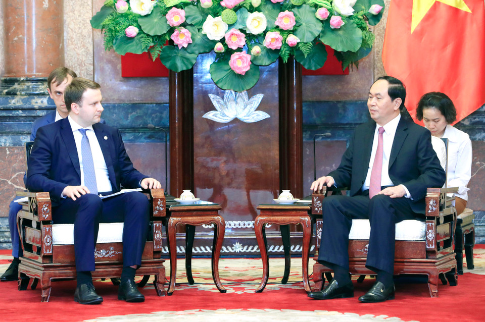 越南国家主席陈大光（右）会见俄罗斯经济发展部部长马克西姆·奥列什金(左）。（图片来源：越通社）