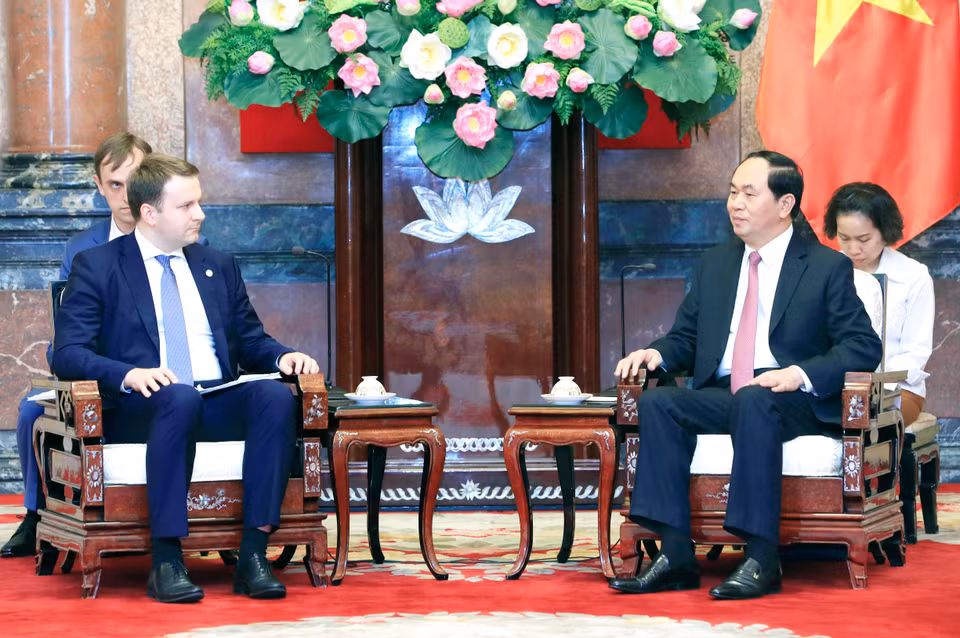 越南国家主席陈大光（右）会见俄罗斯经济发展部部长马克西姆·奥列什金(左）。（图片来源：越通社）