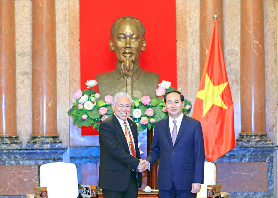 陈大光（右）会见贸易部长恩加迪亚斯托·卢基塔（左）。（图片来源：越通社） 