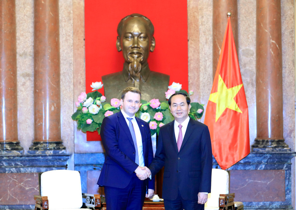 越南国家主席陈大光（右）会见俄罗斯经济发展部部长马克西姆·奥列什金(左）。（图片来源：越通社）