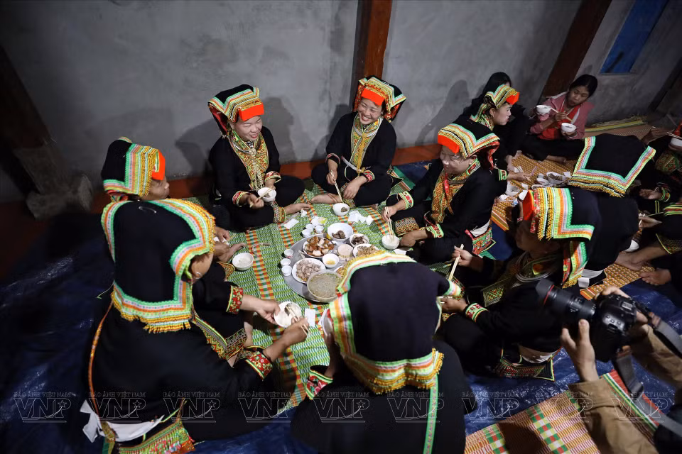 庐江瑶族同胞在春节、婚礼、成人礼等仪式上都穿着传统服饰。图自越通社