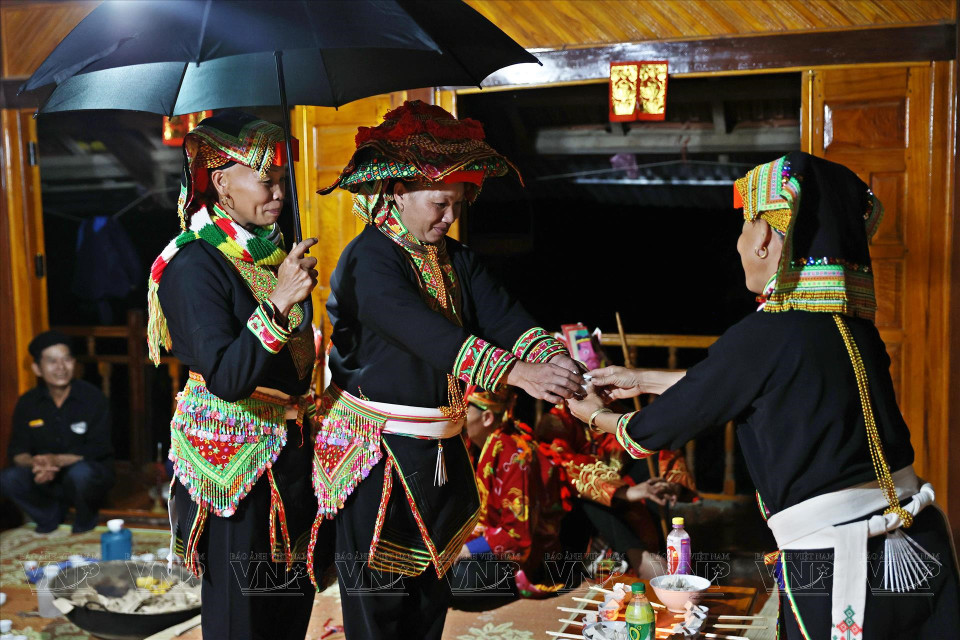 除了服装之外，庐江瑶族同胞妇女还佩戴多种首饰。图自越通社