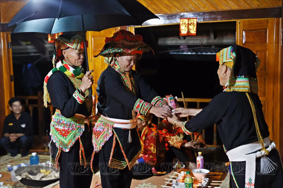 除了服装之外，庐江瑶族同胞妇女还佩戴多种首饰。图自越通社