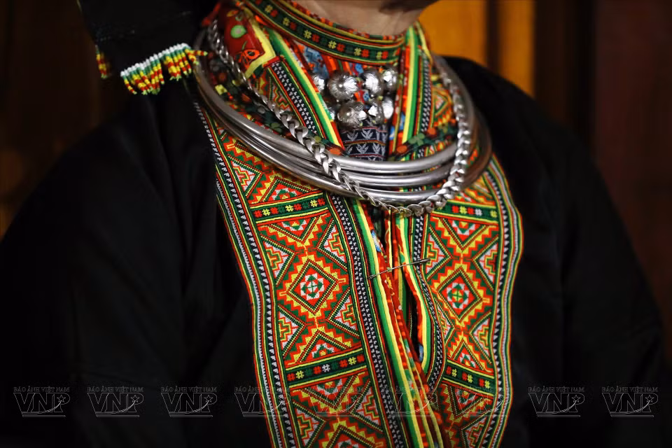 为了保护传统服饰之美，庐江瑶族同胞妇女至今还向后代子孙传授服装刺绣手艺。图自越通社