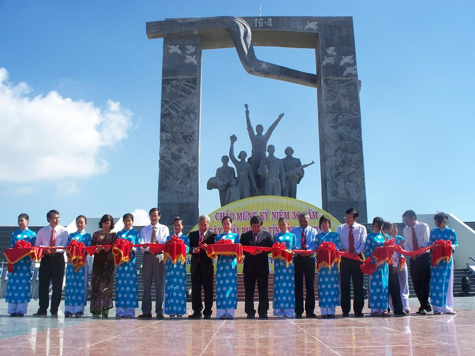 4· 16胜利纪念碑的剪彩仪式在宁顺省藩朗塔湛市举行。越通社记者 公署 摄