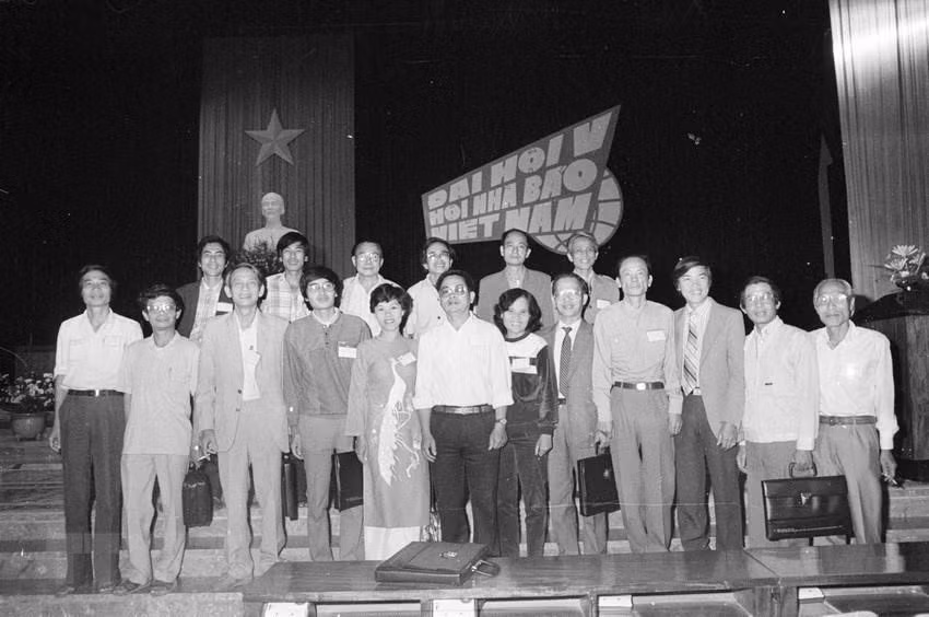 越通社代表团出席从1989年10月16日到18日在河内举行的越南记者协会第六届全国代表大会。（越通社记者文贤 摄）