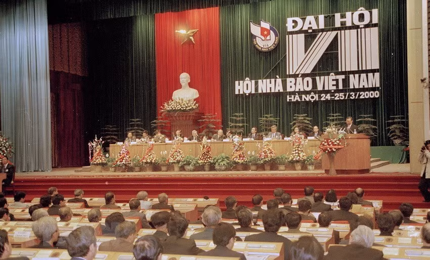 2000年3月25日，越南政府总理潘文凯在越南记者协会第七届全国代表大会上发言。（越通社记者阮康 摄）