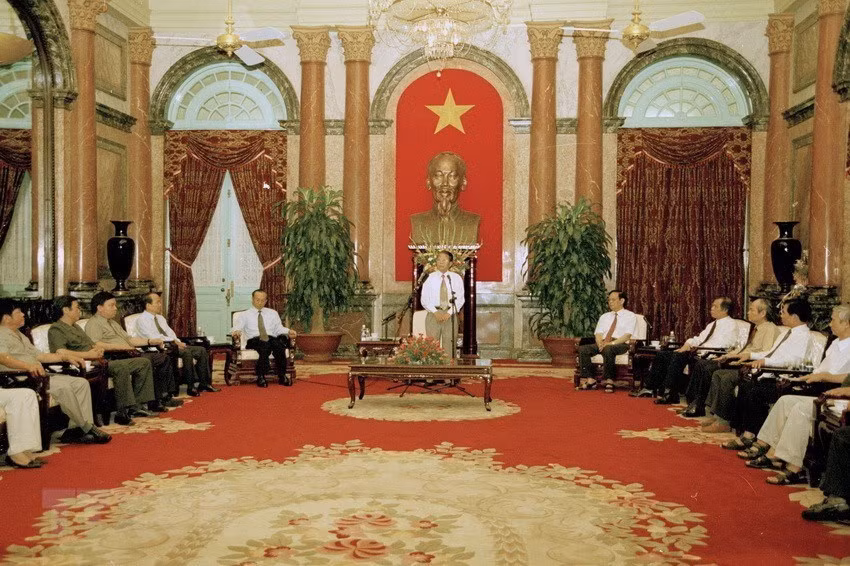 值此越南革命新闻日之际，2005年6月20日，越南国家主席陈德梁会见文化思想部、越南记者协会和各新闻媒体单位代表。（越通社记者阮康 摄）