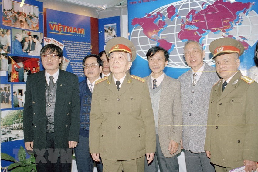 2000年1月28日在春节报纸展览会，武元甲大将探访越通社展位。（越通社记者阮康 摄）