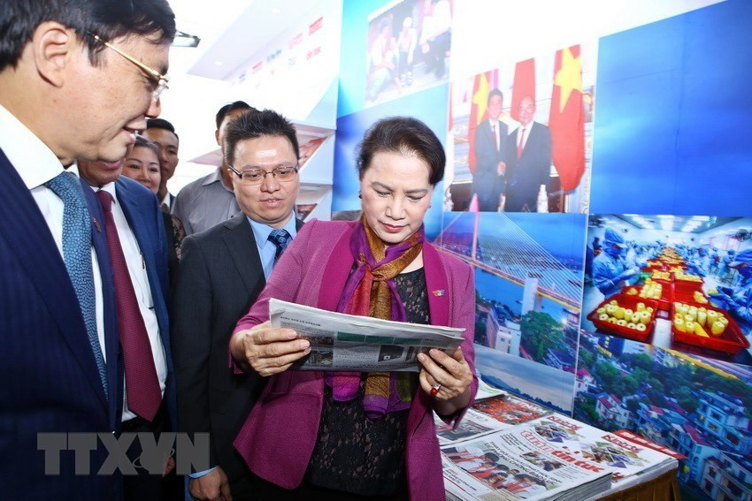 2018年3月16日全国新闻报纸展览会上，越南国会主席阮氏金银探访越通社展位。（越通社记者明决 摄）