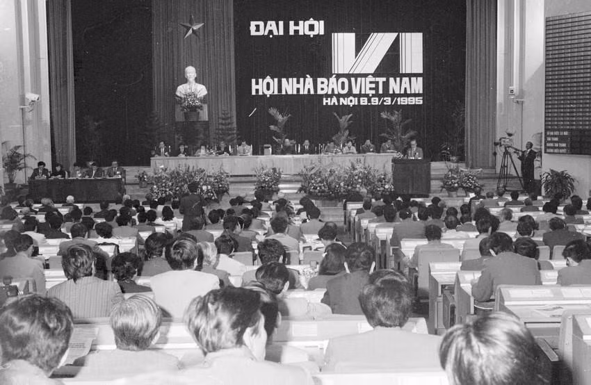 1995年3月9日，越南记者协会第六届全国代表大会在河内举行。（越通社记者文贤 摄）