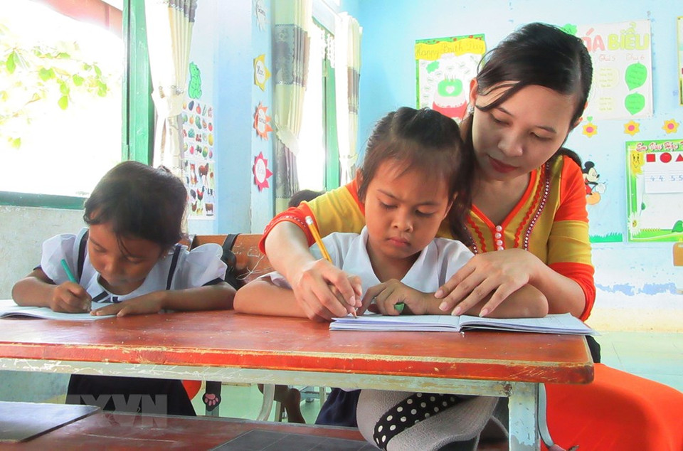 拥有12年从事教育工作，宁顺省博爱县福成乡福成A小学的Chamaléa Thi Khuyen老师（32岁），一直受到学生和同事的爱戴。越通社记者 阮成 摄
