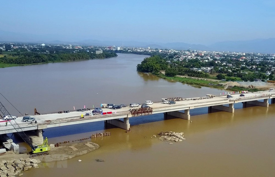 营河下游大坝的合拢仪式，该工程连接了潘郎-占塔市和宁福县。越通社记者 公署 摄