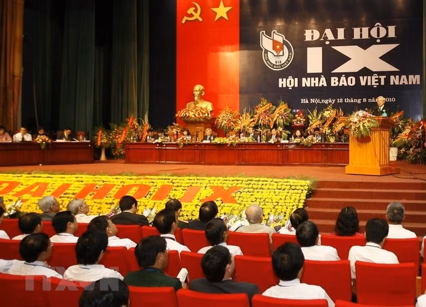 2010年8月12日，越南国会主席阮富仲在越南记者协会第九届全国代表大会上发言。（越通社记者智勇 摄）