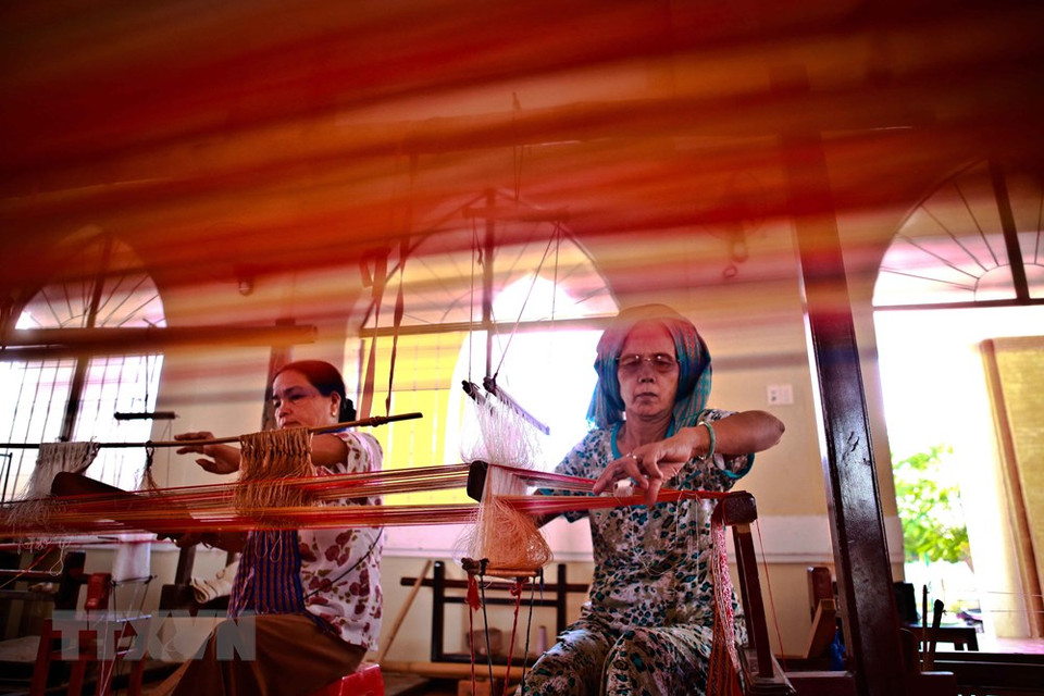 虽然年事已高，但这些占族妇女还是熟练使用织布机，生产出具有独特颜色和图案的织锦产品， 让宁顺省织锦业闻名远近。越通社记者 公署 摄