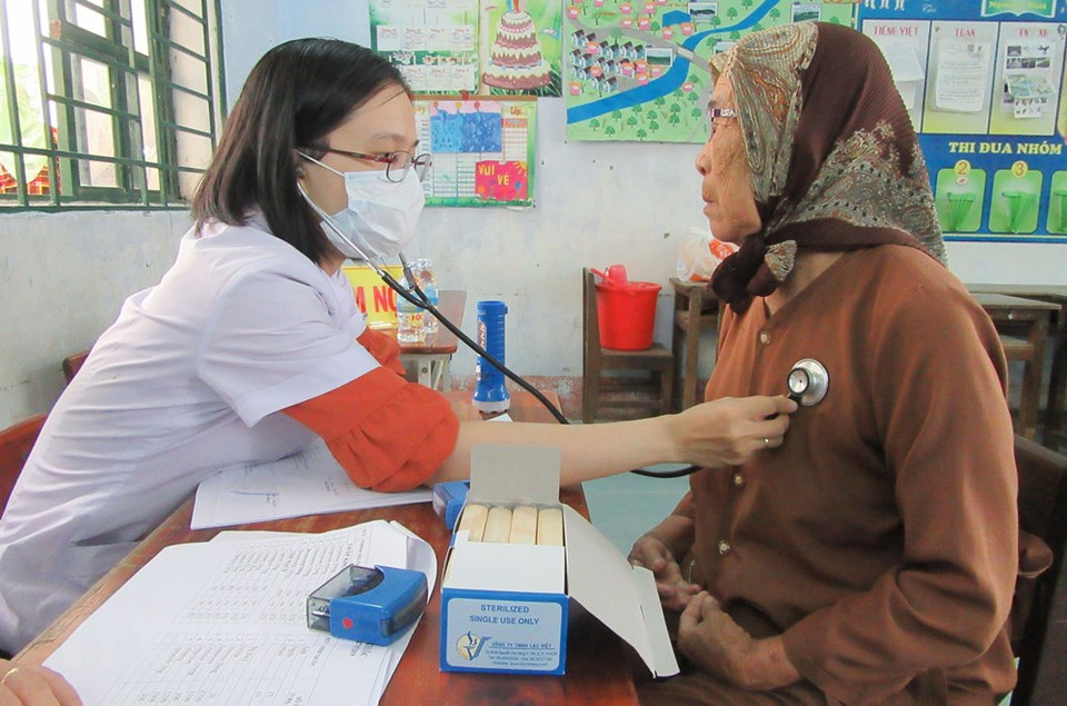 医生为宁顺省顺南县富南乡人民看病和提供医疗咨询。越通社记者 阮成 摄