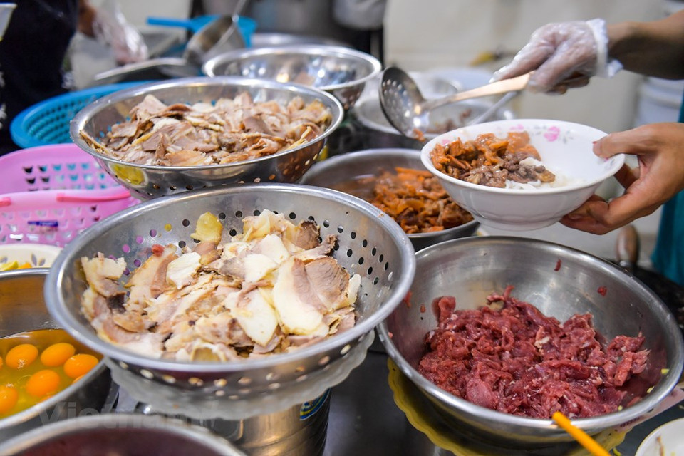 尽管河内市于4月23日已经结束社会隔离，但直到4月24日，各河粉店才开始营业。 图自越通社