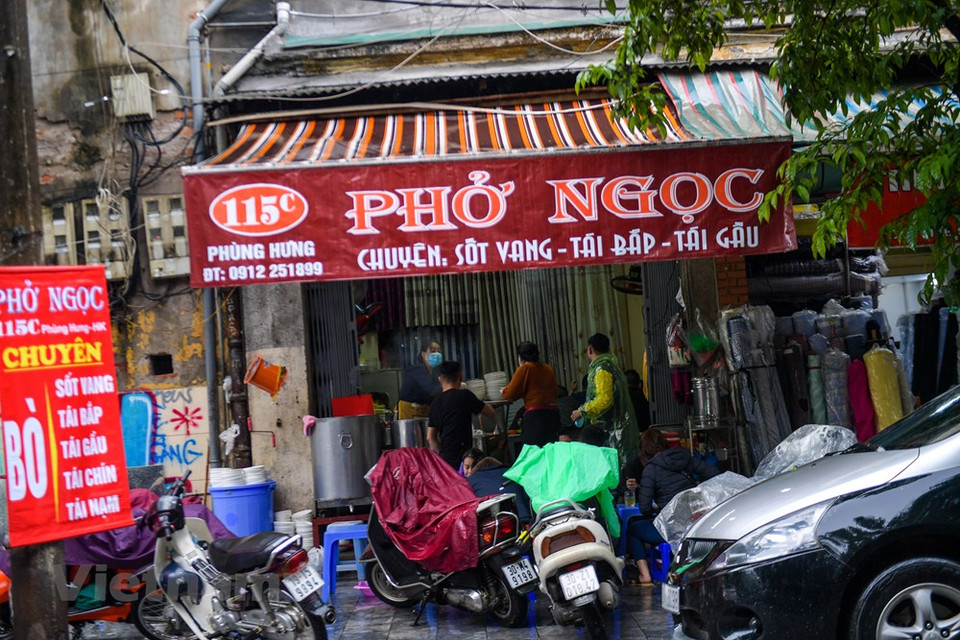 在其他河内著名的河粉店，客人数量也没有平日多。 图自越通社