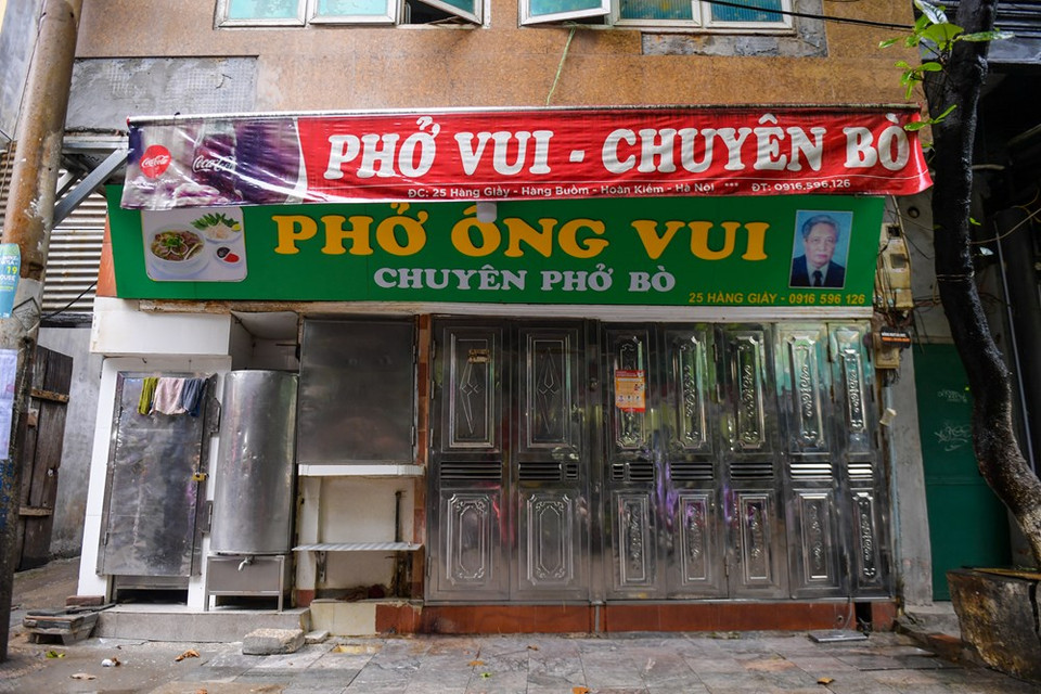 河内市放宽社会距离措施的第二天，河内许多著名河粉店尚未开门。 图自越通社