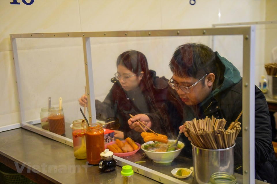 对于许多河内人来说，在三周实行社会距离后再次品尝河粉是个巨大的乐趣。 图自越通社