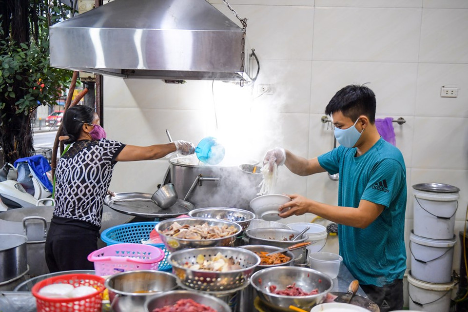 店主表示，他们严格遵守食品卫生和防疫规定，如佩戴口罩、为客户提供洗手液等。 图自越通社