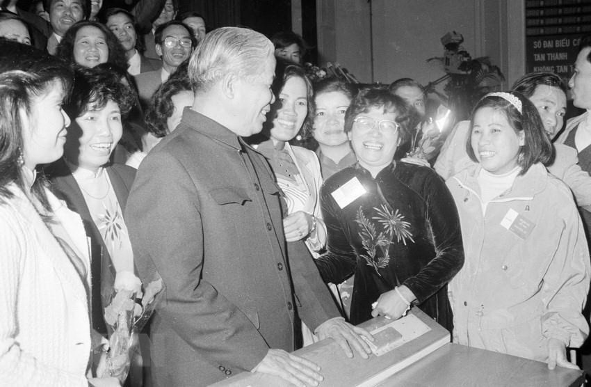 1995年3月9日，越共中央总书记杜梅会见出席越南记者协会第六届全国代表大会的代表。（越通社记者文贤 摄）