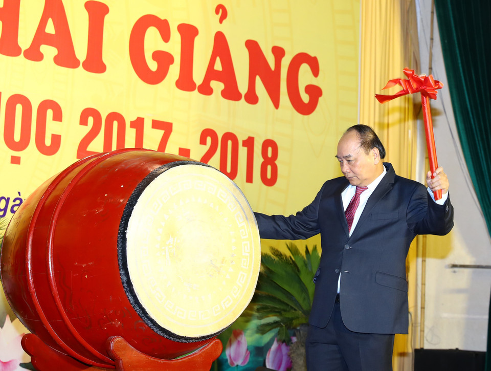 阮春福在开学典礼上击鼓。（图片来源：越通社）