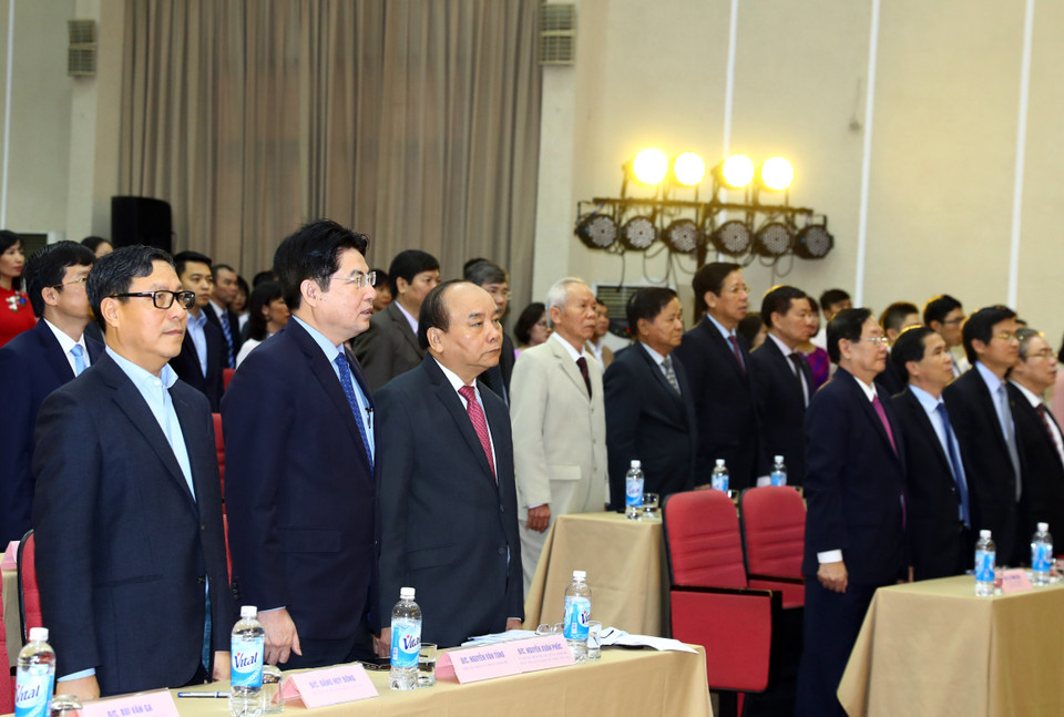 越南政府总理阮春福出席越南国家行政学院2017-2018学年开学仪式。（图片来源：越通社）