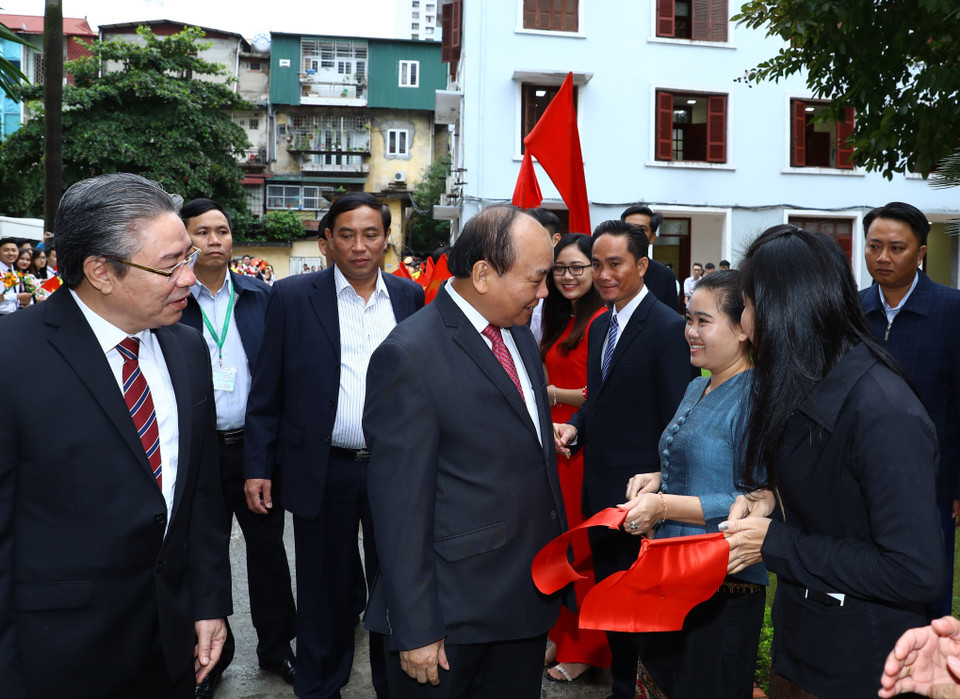 越南政府总理阮春福出席越南国家行政学院2017-2018学年开学仪式。（图片来源：越通社）