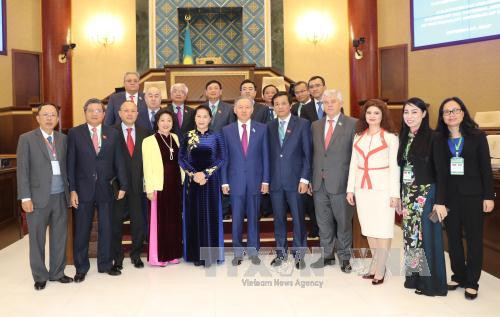 越南国会主席阮氏金银与哈萨克斯坦议会下院议长尼格马图林和两国代表合影。（图片来源：越通社）