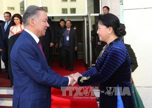 越南国会主席阮氏金银欢迎仪式在哈萨克斯坦议会下议院大厦举行。（图片来源：越通社）