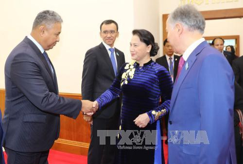 越南国会主席阮氏金银欢迎仪式在哈萨克斯坦议会下议院大厦举行。（图片来源：越通社）