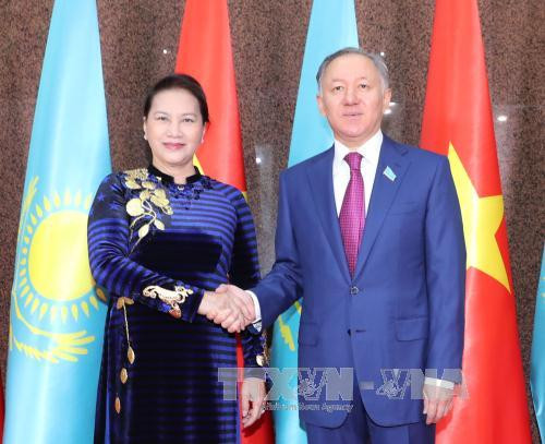 越南国会主席阮氏金银（左）与哈萨克斯坦议会下院议长尼格马图林。（图片来源：越通社）