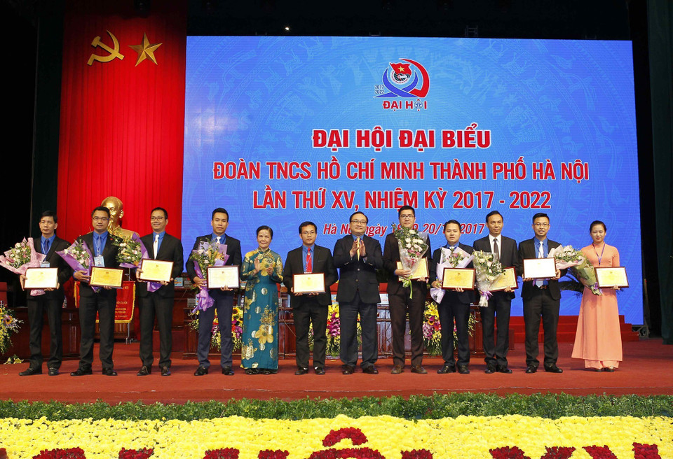 河内市委黄忠海向典范个人授予奖状。（图片来源：越通社）