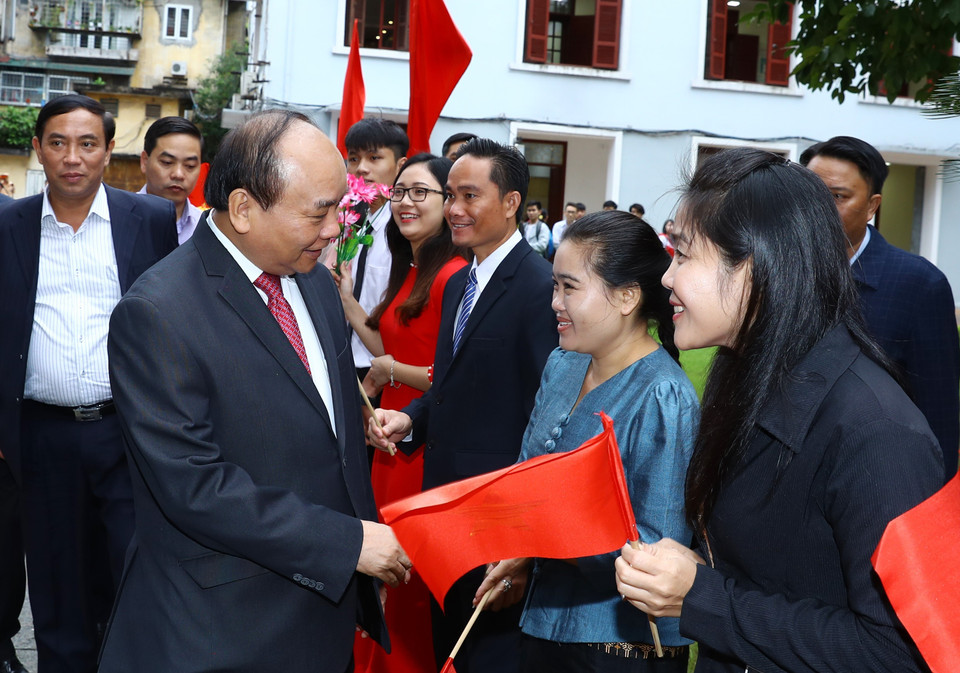 阮春福与学院师生们交谈。（图片来源：越通社）