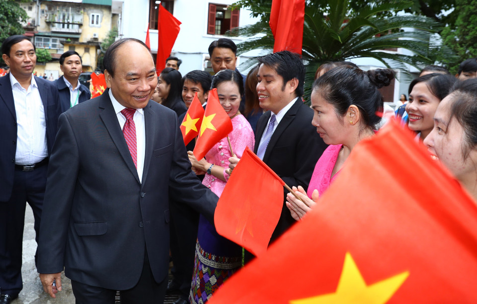 学院师生们热烈欢迎阮春福到访。（图片来源：越通社）