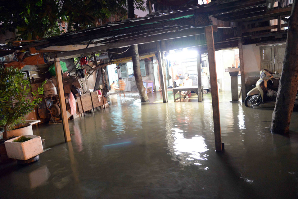 胡志明市出现潮汛 诸多房间进水 多条道路被淹。（图片来源：越通社）