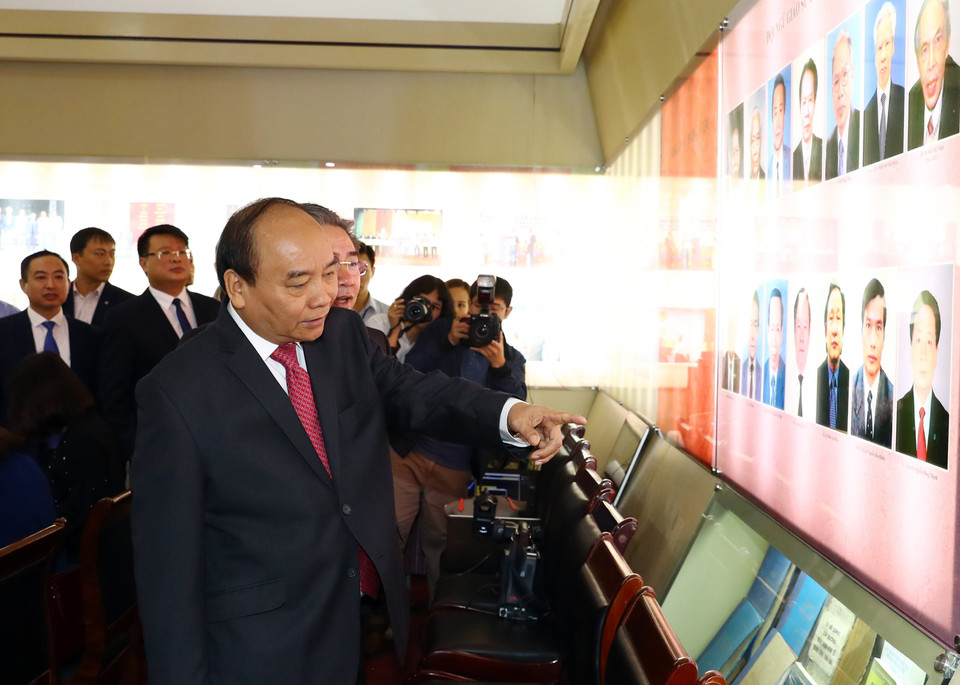 阮春福参观国家行政学院院史陈列室。（图片来源：越通社）