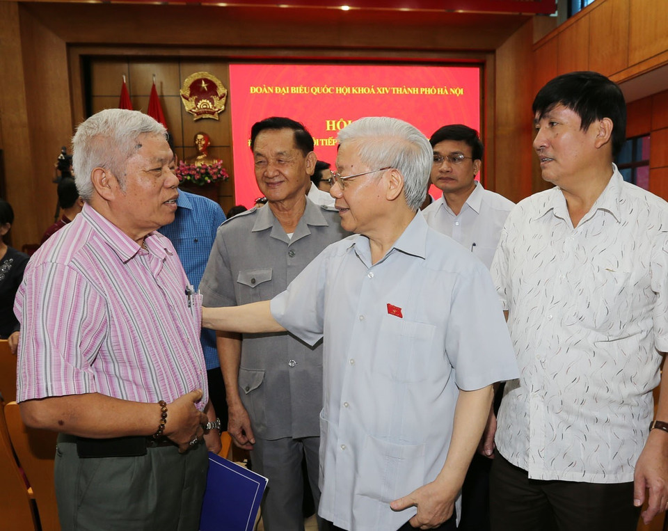 越共中央总书记阮富仲接触河内市选民。（图片来源：越通社）