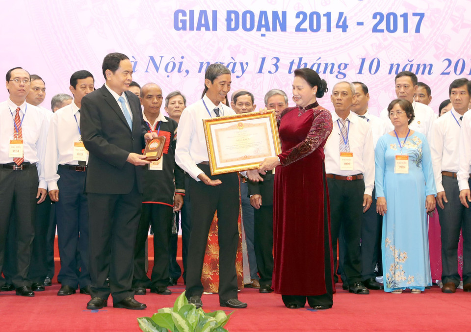 国会主席阮氏金银向优秀主任颁发奖状（图片来源：越通社）