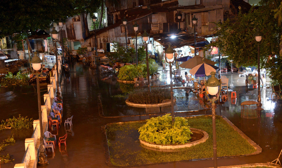 胡志明市出现潮汛 多条道路被淹。（图片来源：越通社）