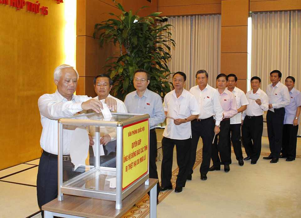 越南国会办公厅为水灾灾民举行募捐活动。（图片来源：越通社）