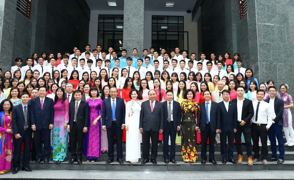 阮春福与国家行政学院师生合影。（图片来源：越通社）