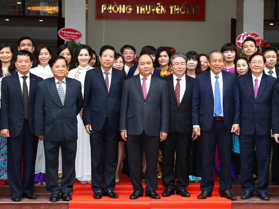 阮春福与国家行政学院师生合影。（图片来源：越通社）