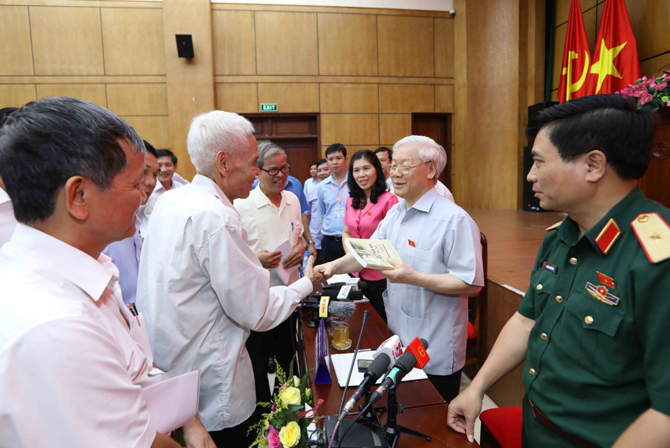 越共中央总书记阮富仲接触河内市选民。（图片来源：越通社）