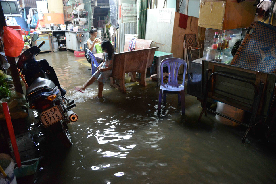 胡志明市出现潮汛 诸多房间进水。（图片来源：越通社）