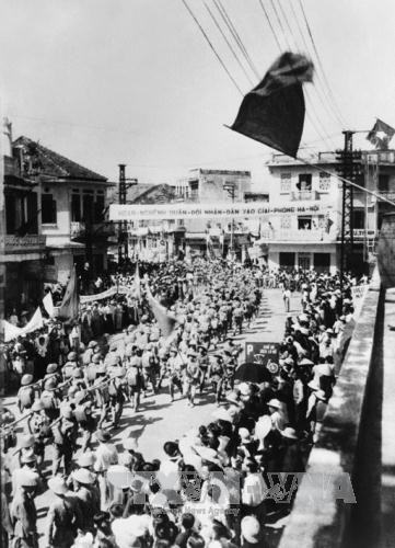 资料片：全国各地的解放军前往首都河内。（图片来源：越通社）